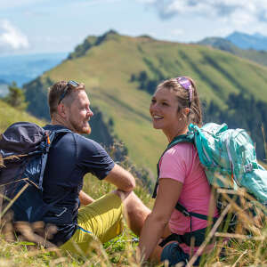 Wanderer machen eine ein Pause auf der Tour an der Nagelfuhkette