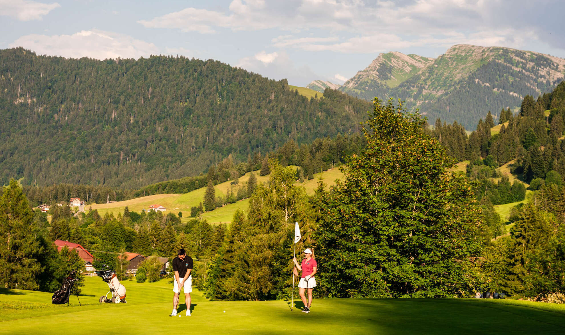 Golfer beim Abschlag in Steibis mit Ausblick auf den Hochgrat