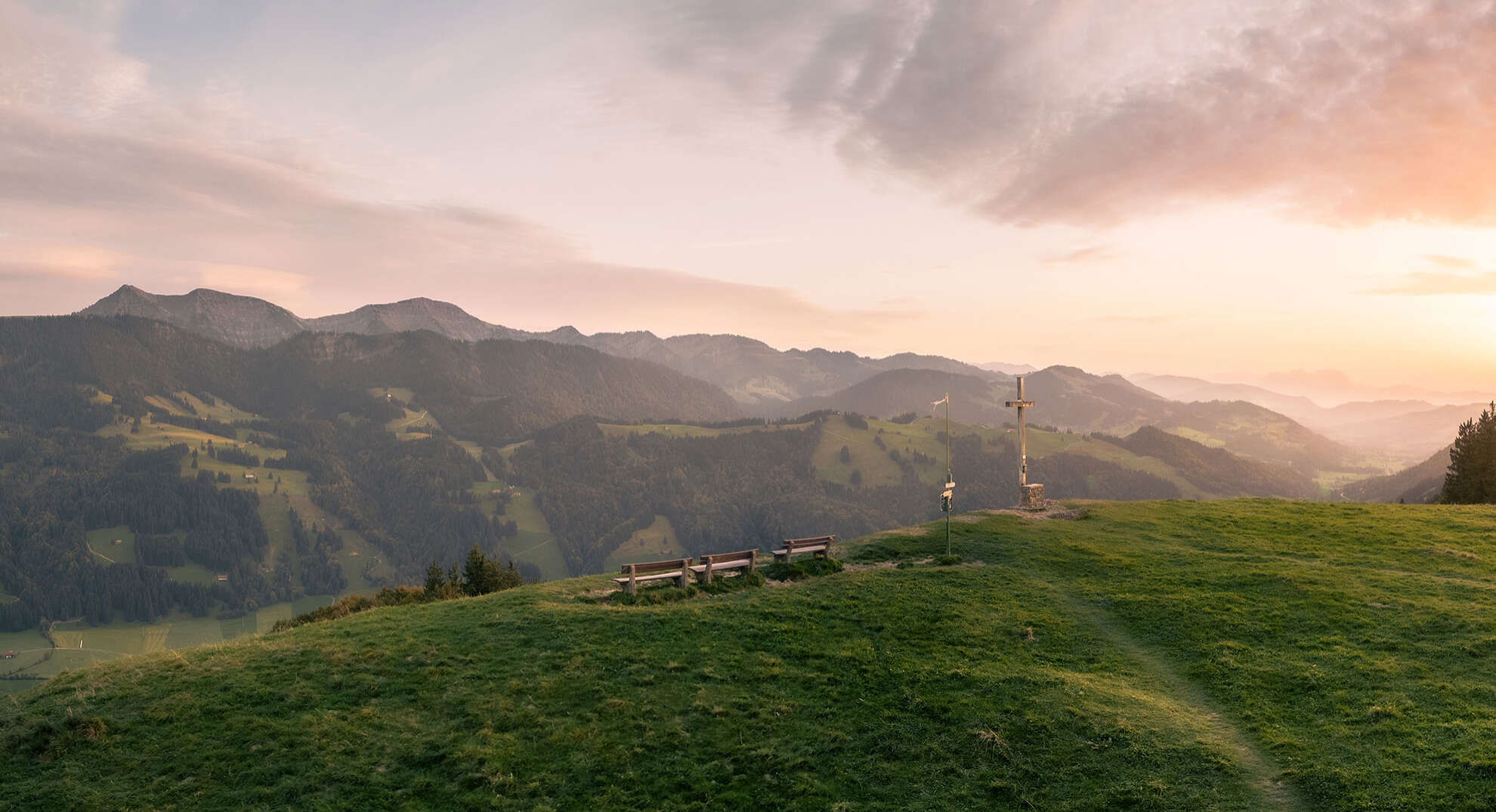 Blick von der Salmaser Höhe auf das Bergpanorama der Nagelfluhkette im Sonnenuntergang