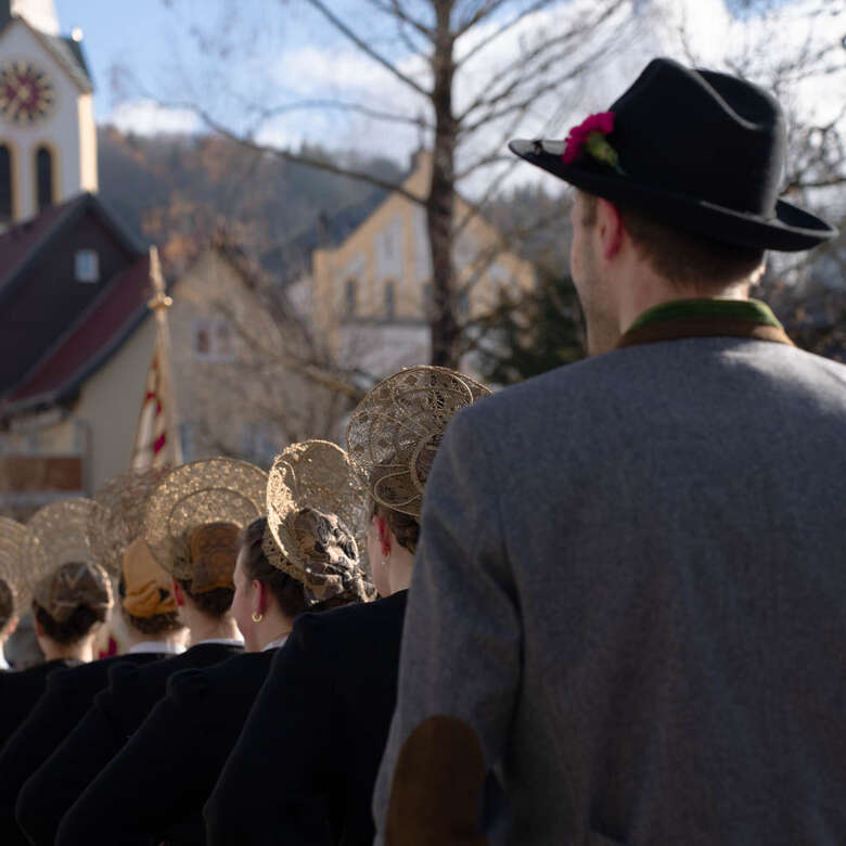 Umzug zu Ehren des Fasnatziestags in traditioneller Tracht in Oberstaufen