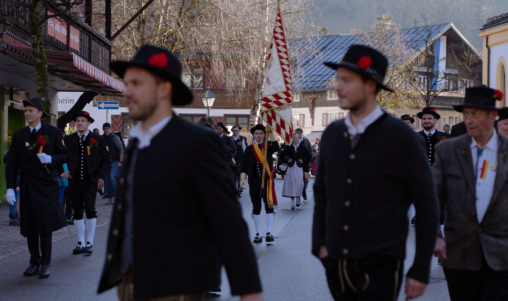 Der Fähnrich schwingt die traditionelle Flagge beim Umzug durch Oberstaufen.