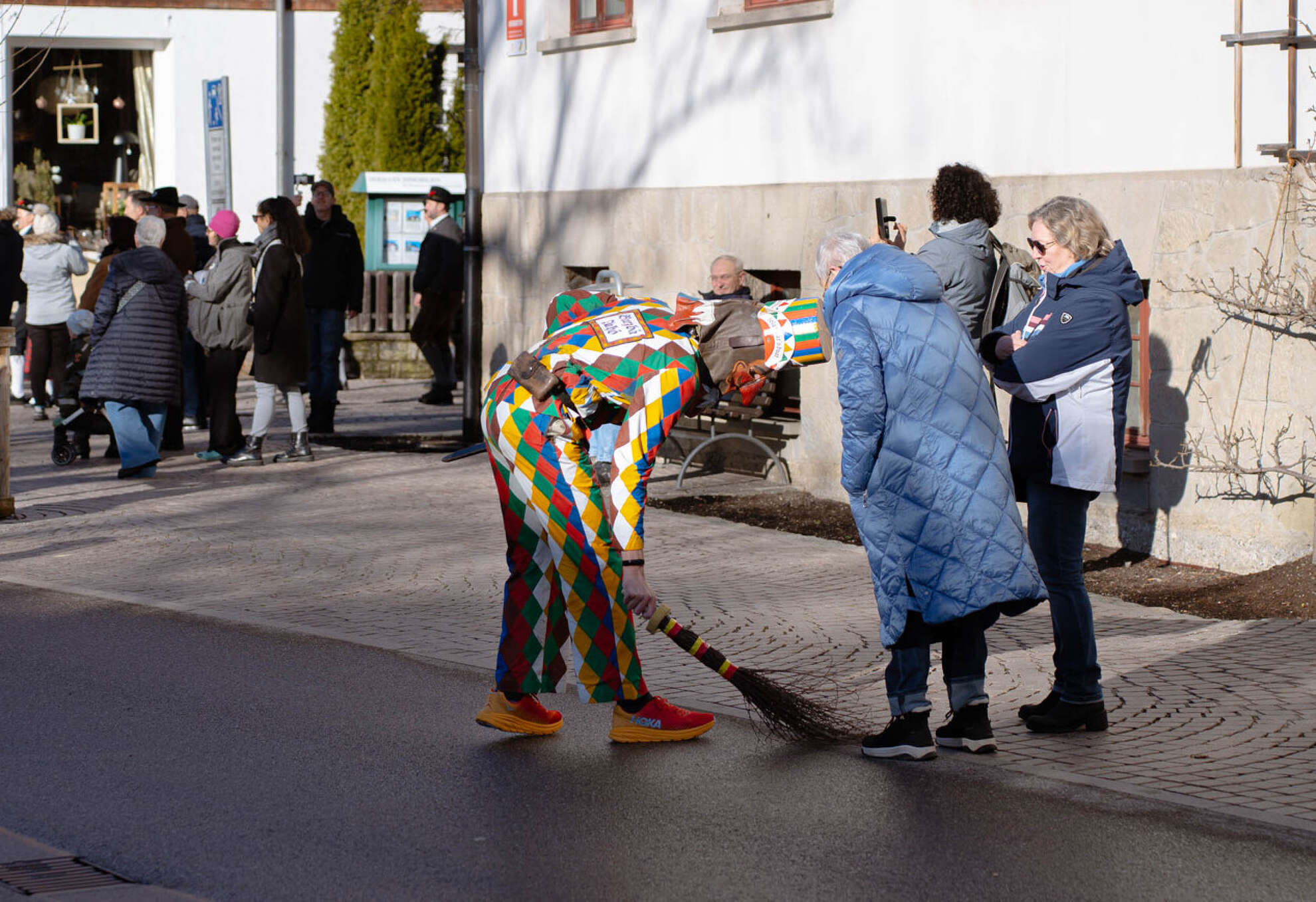 Der Butz "fegt" alle Krankheiten von den Staufner Bürgern.