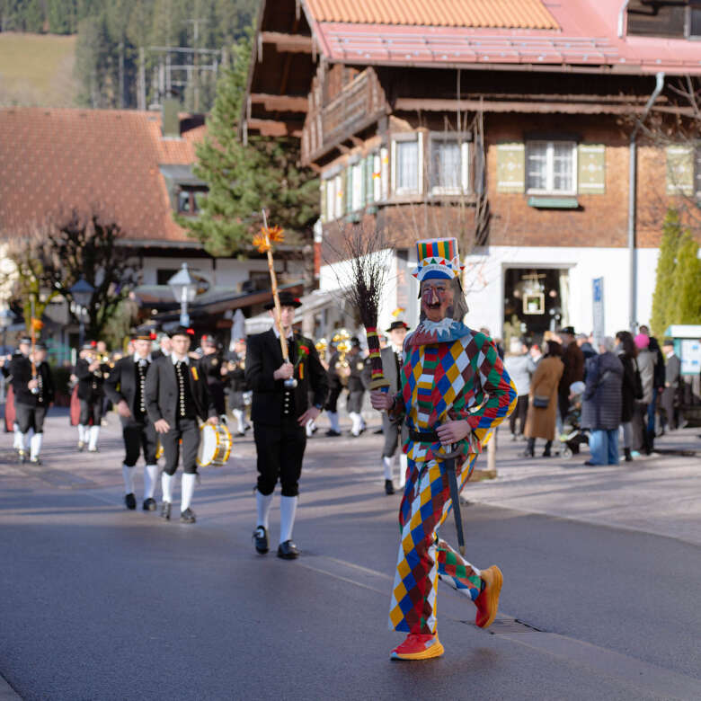 Der bunt gekleidete "Butz" jagt die Kinder am Fasnatziestag durch Oberstaufen.