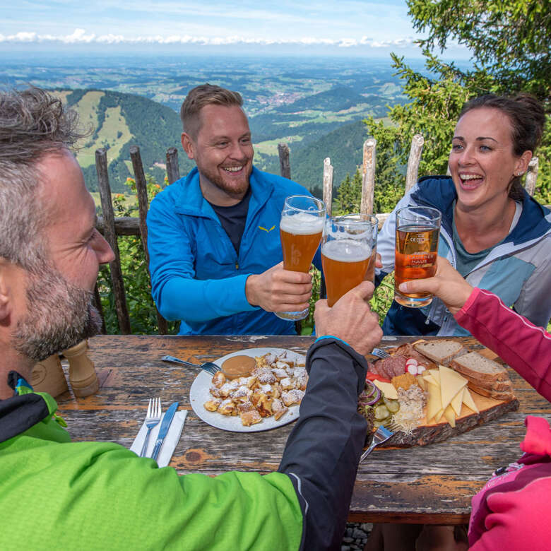 Brotzeit auf dem Staufner Haus mit Panoramablick auf die Landschaft von Oberstaufen