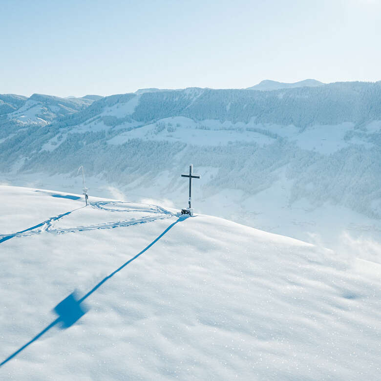 Gipfel der Salmaser Höhe im Winter mit verschneitem Panorama