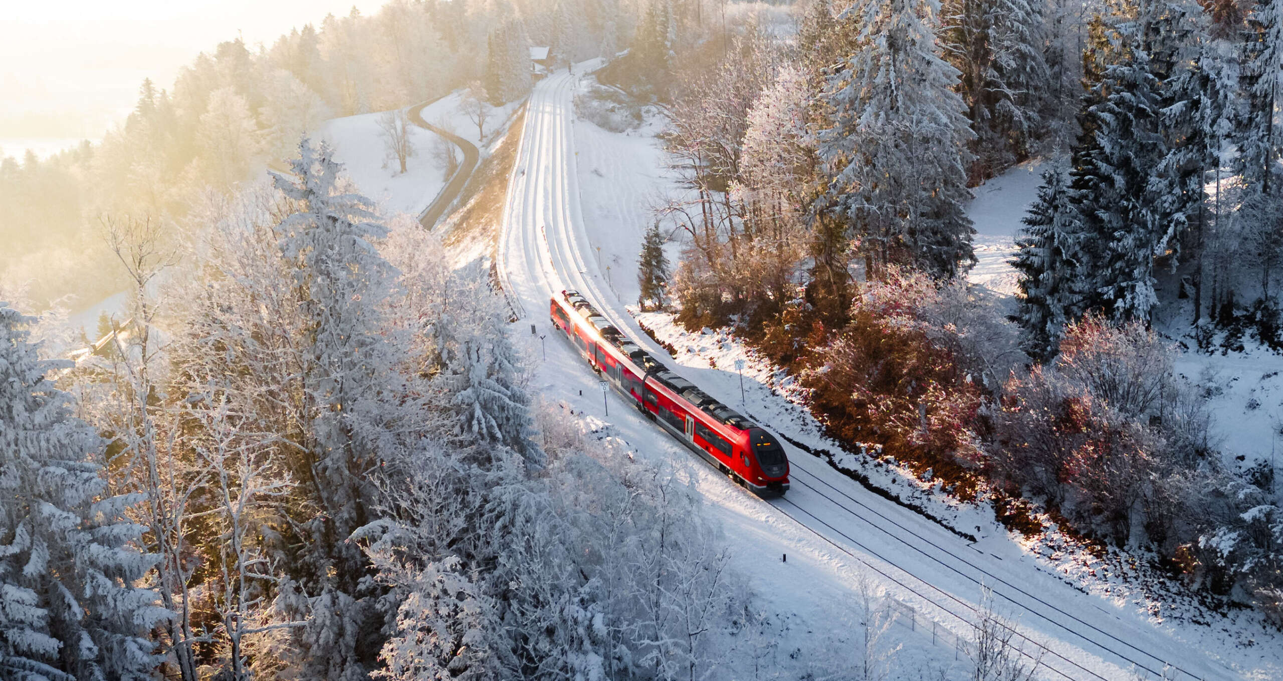 Zug in verschneiter Winterlandschaft um Oberstaufen