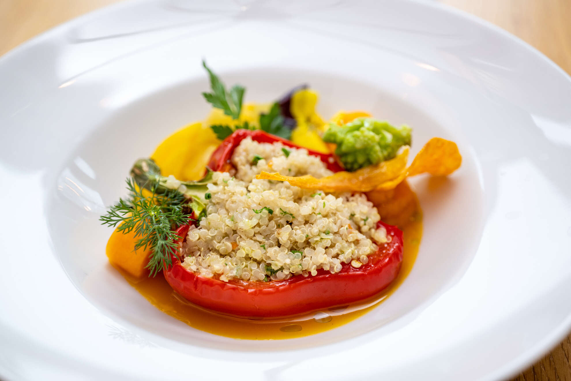 Rezept für eine gefüllte Paprika mit Quinoa, Kürbis und frischem Gemüse.