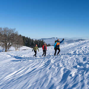 Winterwandern in den verschneitenergen von Oberstaufen mit Weitblick.