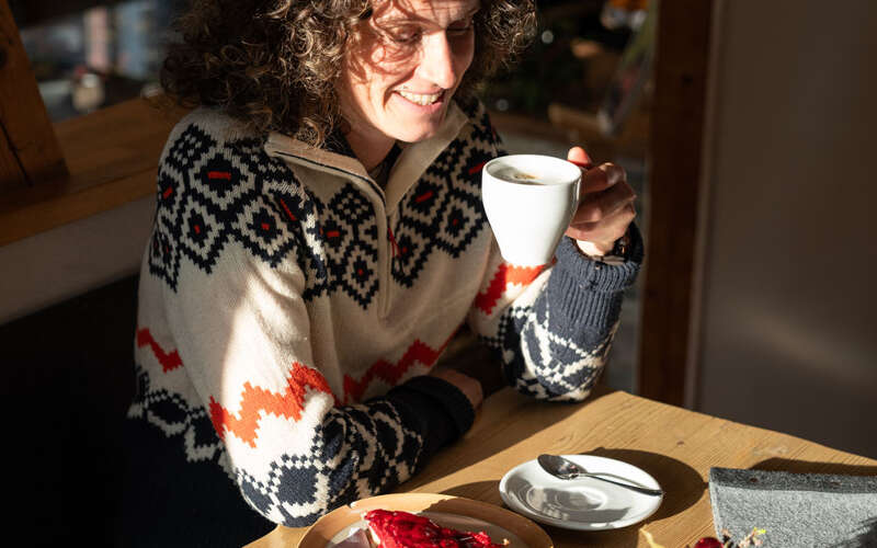 Kaffee trinken bei einem Stück Kuchen im Café Viventus in Oberstaufen