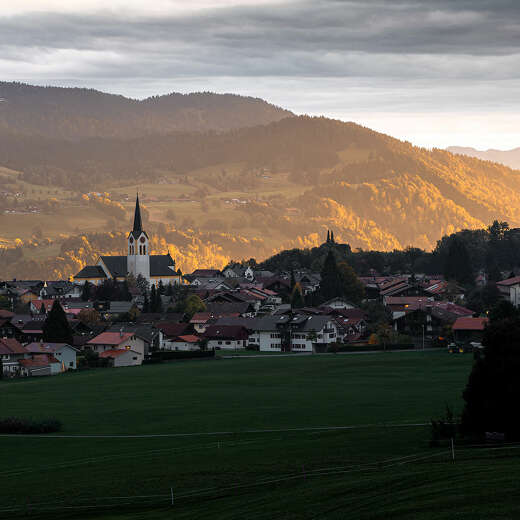 Ortsansicht von Oberstaufen im Sonnenuntergang im Herbst