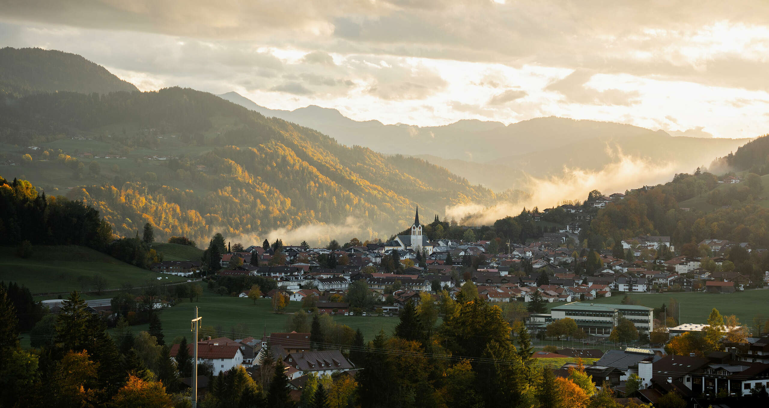 Oberstaufen und die umliegenden Berge im Herbst