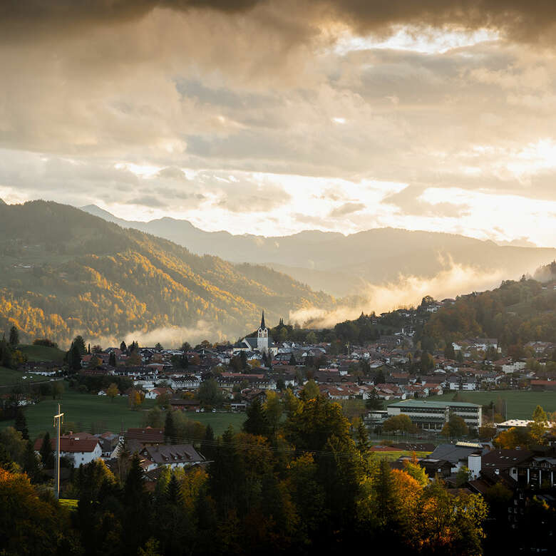Der Blick vom Hompessenweg über Kalzhofen bietet eine tolle Sicht auf Oberstaufen.