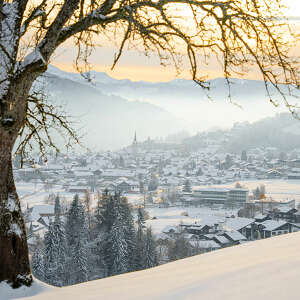 Ortansicht von Oberstaufen im Winter