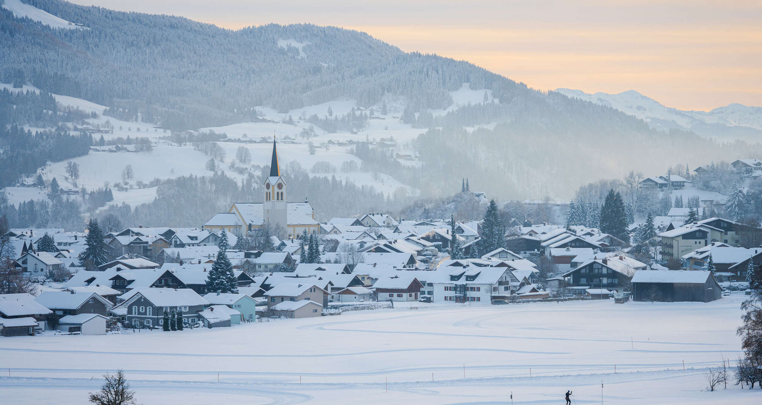 Verschneite Ortsansicht von Oberstaufen im Winter