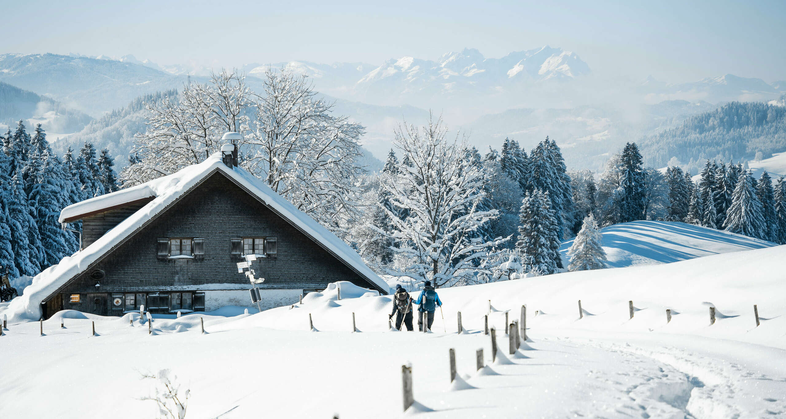 Den Winter in den Allgäuer Bergen von Oberstaufen genießen.