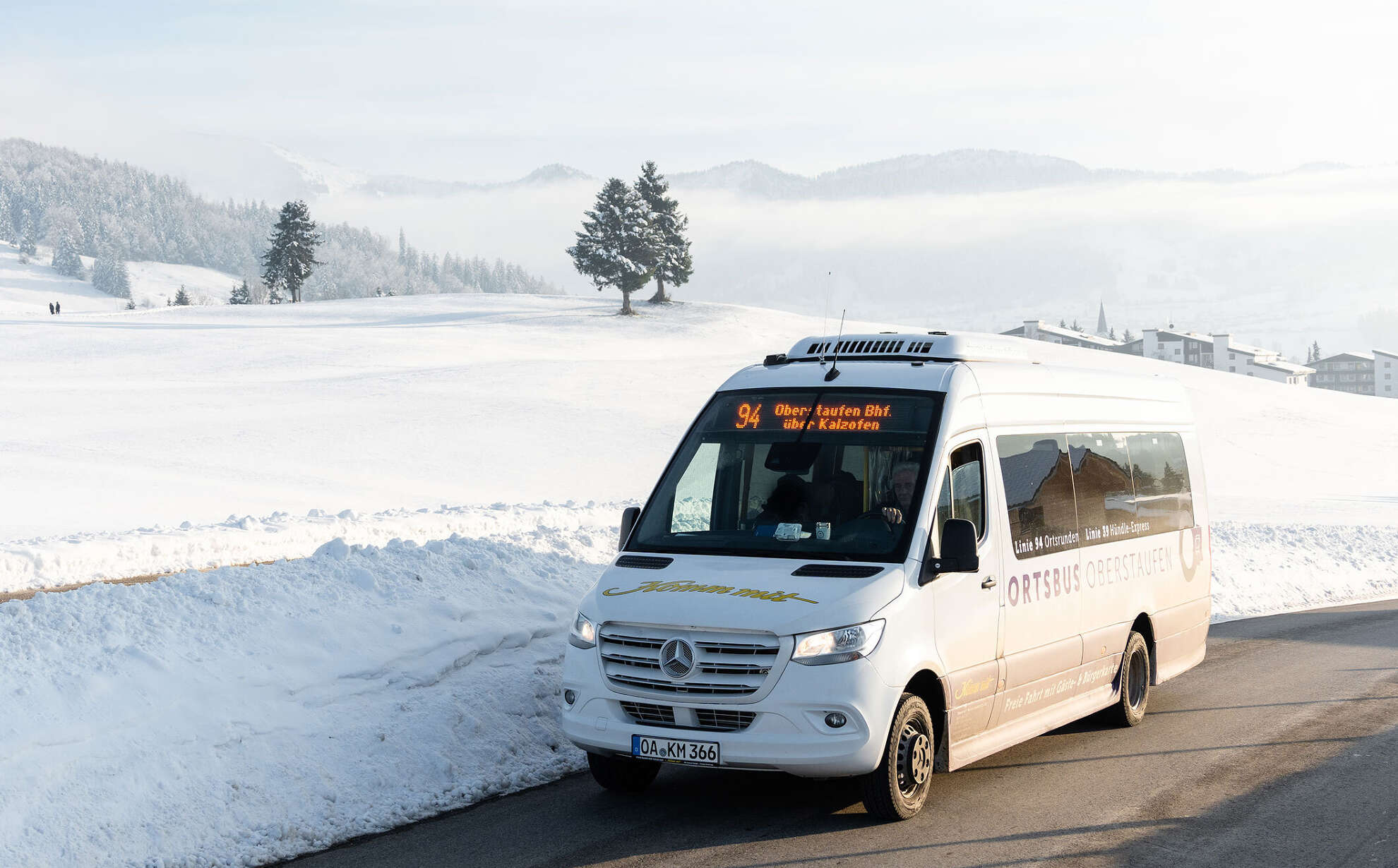 Ortsbus Oberstaufen auf der Fahrt nach Buflings im Winter.