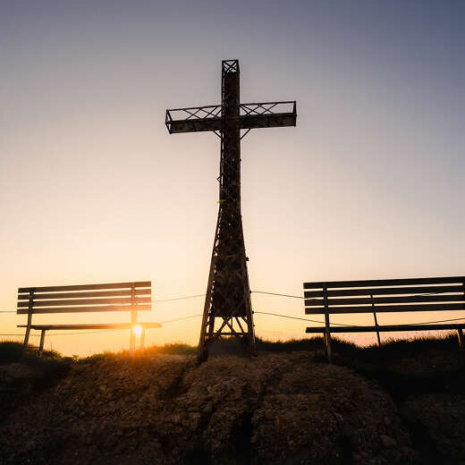 Gifpelkreuz auf dem Hochgrat im Sonnenuntergang.