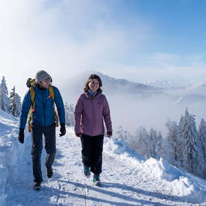 Winterwanderer am Hündle an einem sonnigen Wintertag.