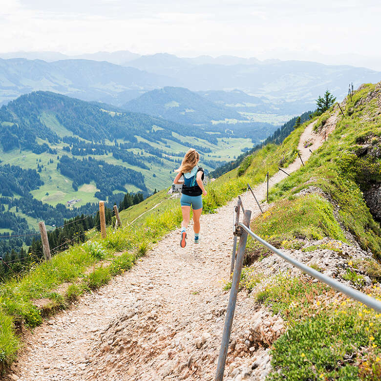 Trailrunnerin Claudia läuft über den Grat des Naturparks Nagelfluhkette