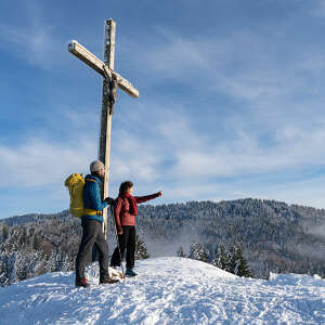 Winterwandern an der Jugethöhe mit verschneiten Bergen.