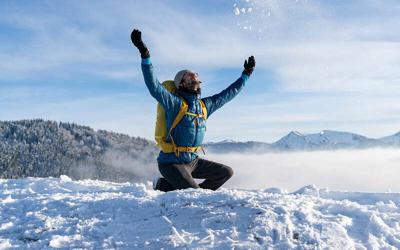 Winterwandern in der verschneiten Landschaft von Oberstaufen.