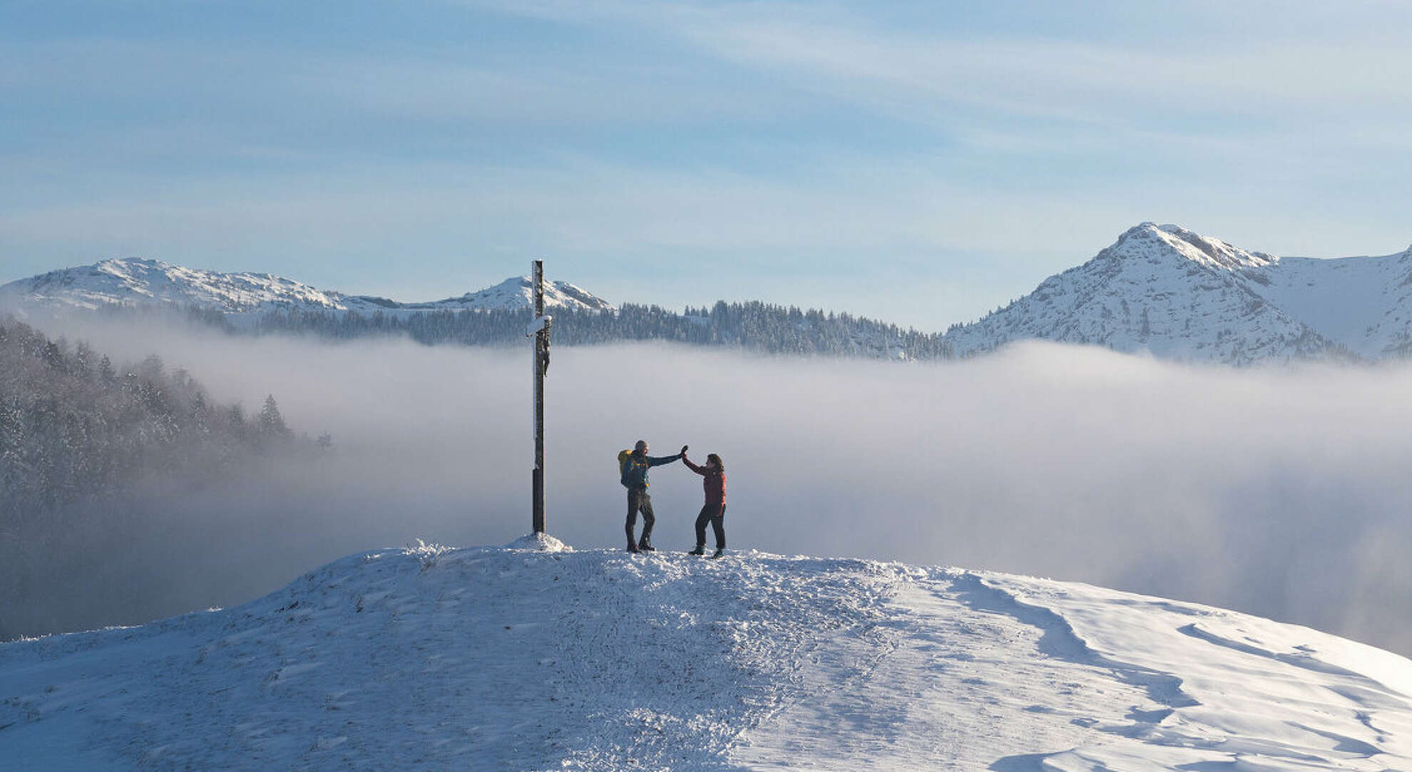 Winterwandern in Oberstaufen an der Jugethöhe mit Bergpanorama der Nagelfluhkette