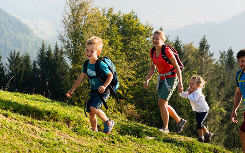 Familie wandert am Hündle.