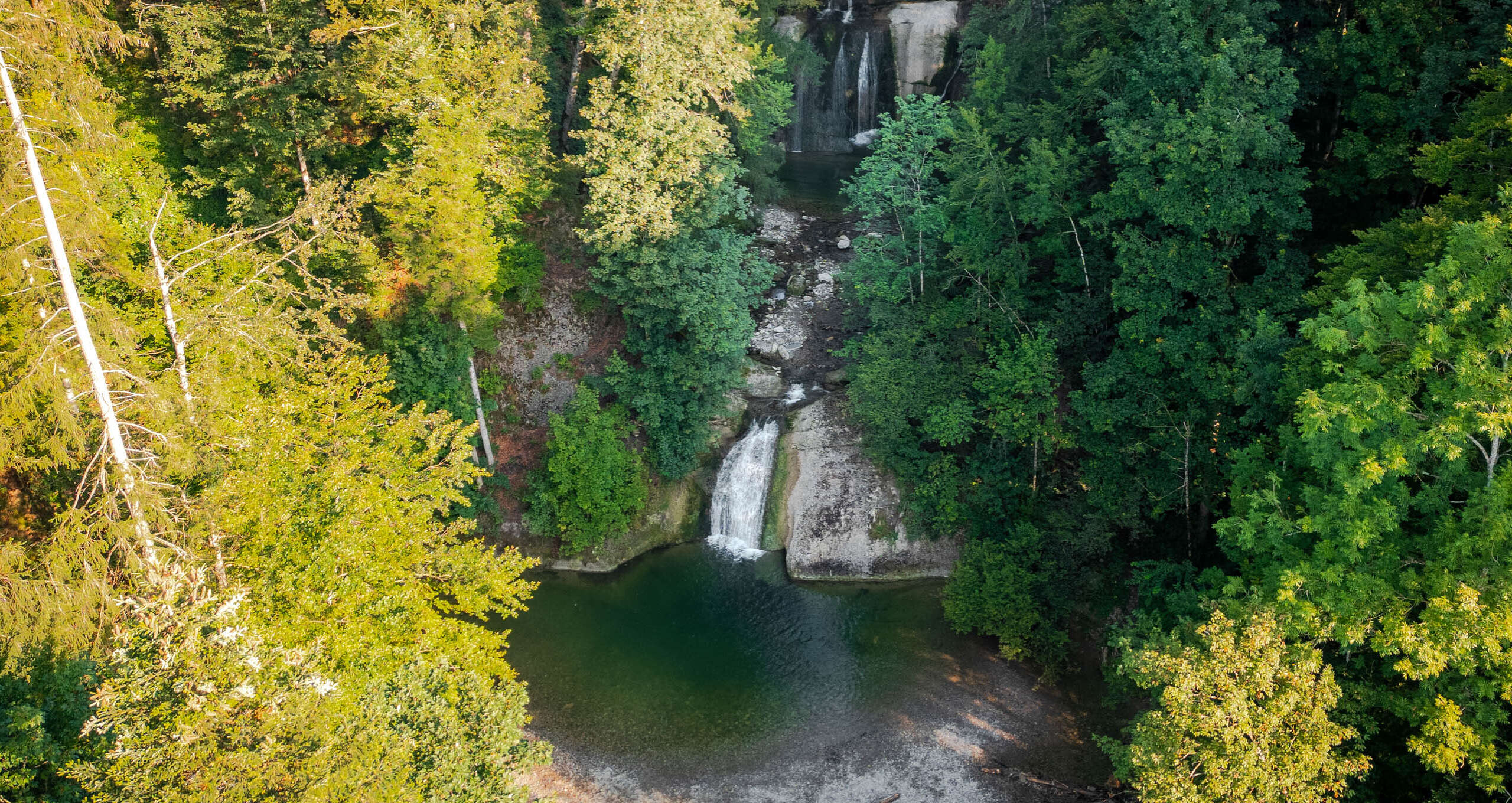 Ausblick auf die Eibele Wasserfälle im Spätsommer