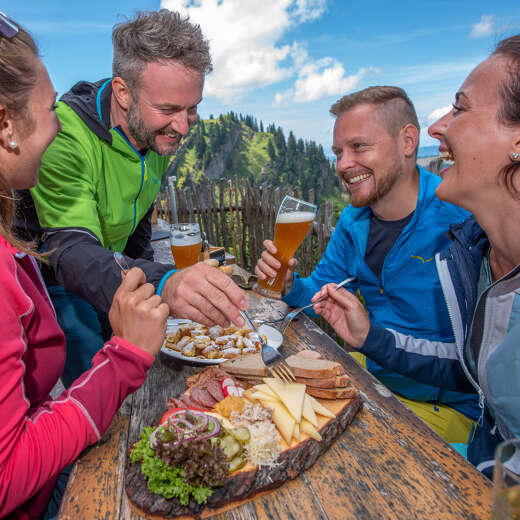 Brotzeit beim Wandern auf dem Staufner Haus.