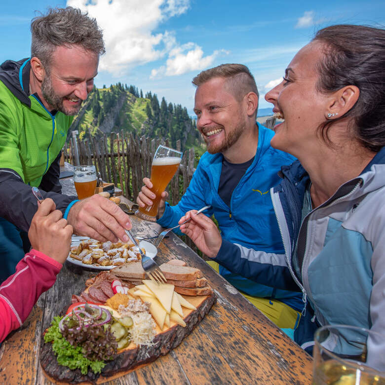 Brotzeit beim Wandern auf dem Staufner Haus.