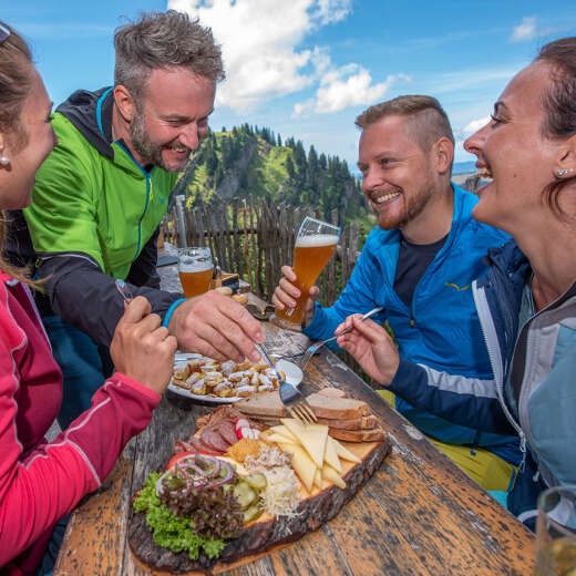 Brotzeit beim Wandern auf dem Staufner Haus.