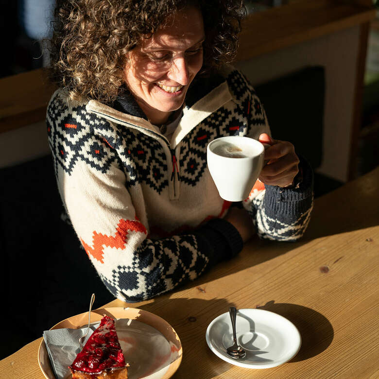 Gemütliche Einkehr bei Kaffee und Kuchen im Allgäuer Winter