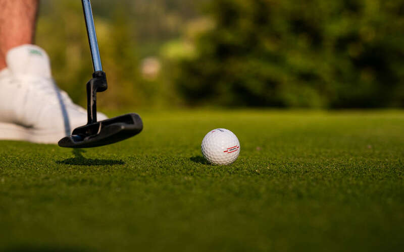 Putten auf dem Golfplatz Steibis