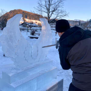 Eisskulptur Engelsflügel werden vom Eiskünstler im Oberstaufen PARK erschaffen.