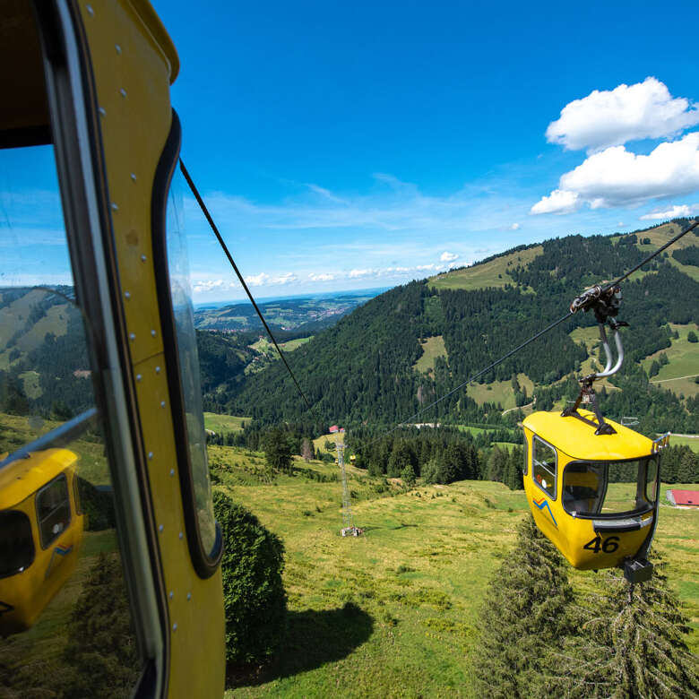 Auffahrt mit der Hochgratbahn mit Ausblick auf die grüne Landschaft von Oberstaufen