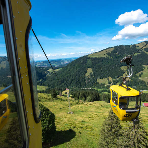 Auffahrt mit der Hochgratbahn mit Ausblick auf die grüne Landschaft von Oberstaufen