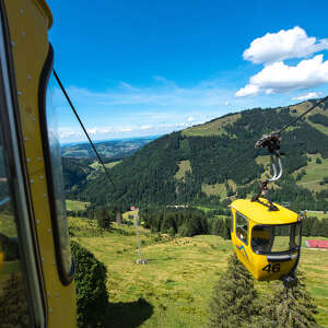 Auffahrt mit der Hochgratbahn mit Ausblick auf die grüne Landschaft von Oberstaufen