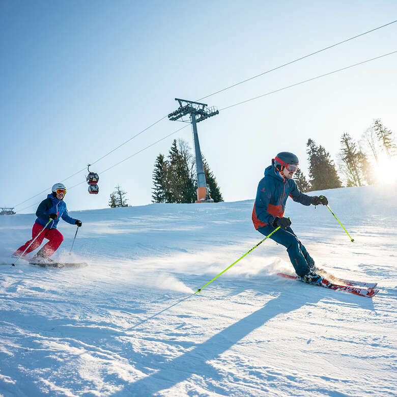 Skifahrer auf der Familienabfahrt im Skigebiet Hündle-Thalkirchdorf in Oberstaufen-Allgäu