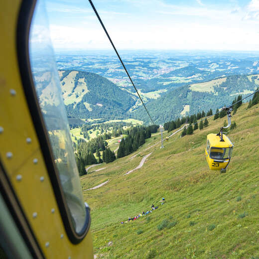 Blick aus der Gondel der Hochgratbahn über die Landschaft von Oberstaufen.