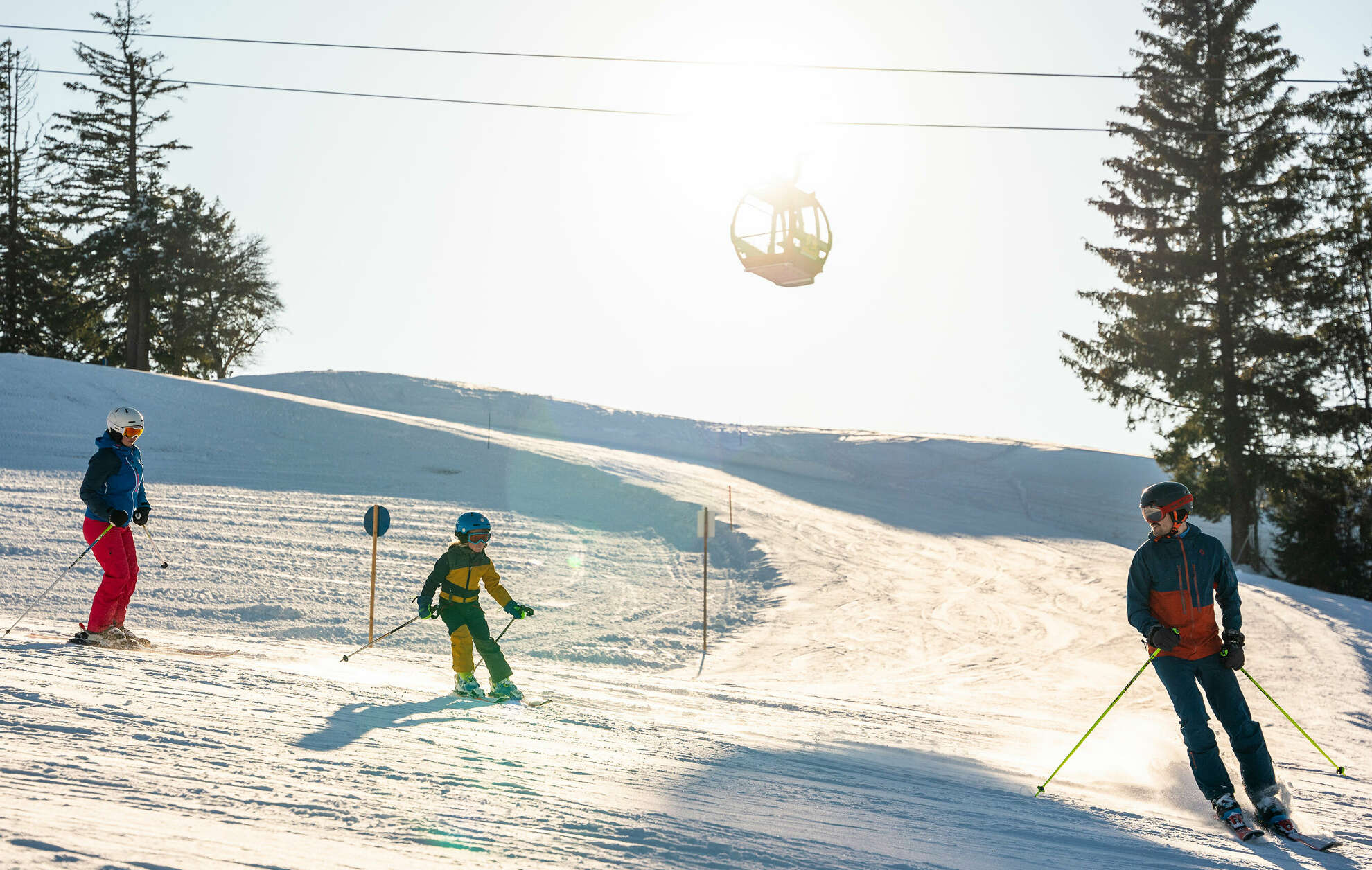 Familien auf den Pisten im Skigebiet Hündle-Thalkirchdorf in Oberstaufen-Allgäu