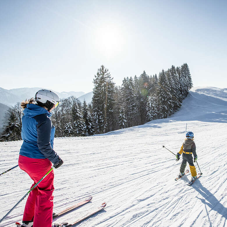 Familienskifahren auf den Pisten im Skigebiet Hündle in Oberstaufen