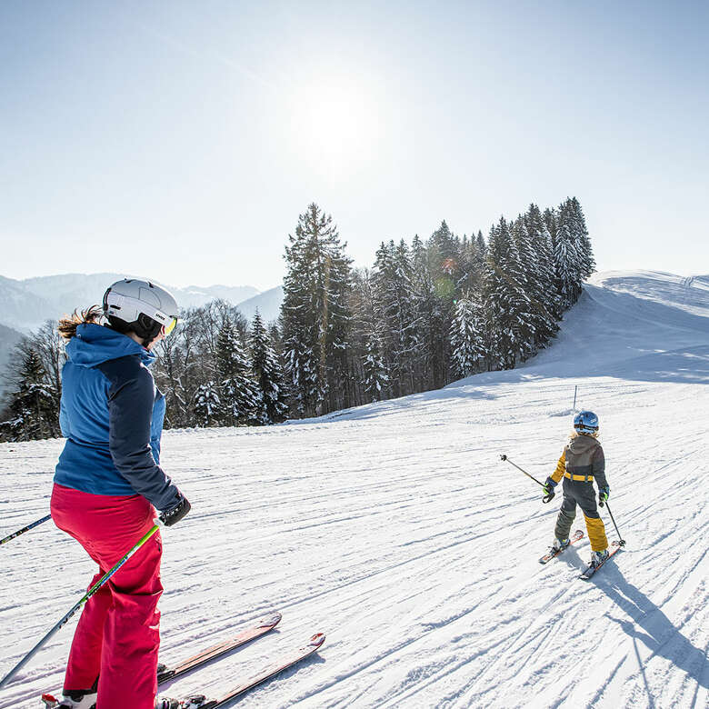 Familienskifahren auf den Pisten am Hündle mit Bergpanorama.