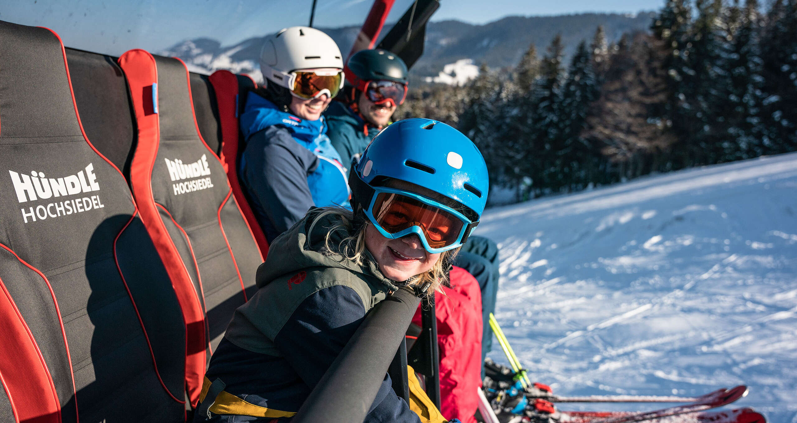 Familienskifahren an der Hochsiedelbahn im Skigebiet Hündle-Oberstaufen