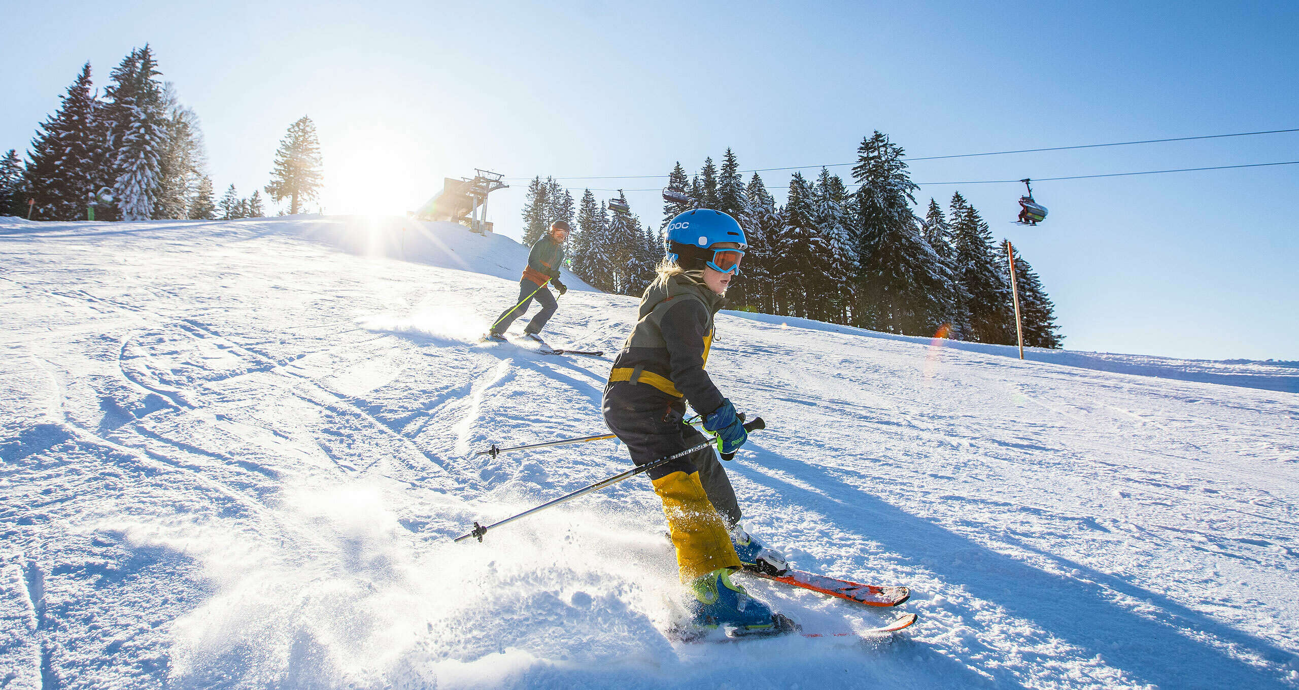 Skitag mit der ganzen Familie an der Hochsiedelbahn im Skigebiet Hündle-Thalkirchdorf.