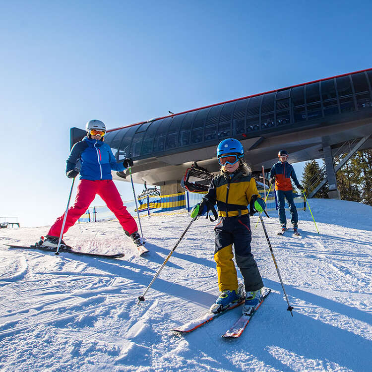 Skifahren mit der ganzen Familien an der Hochsiedelbahn im Skigebiet Hündle-Oberstaufen.