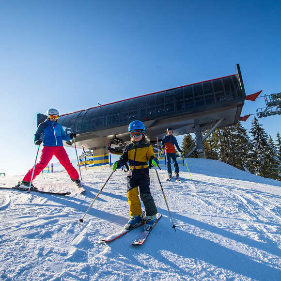 Skifahren mit der ganzen Familien an der Hochsiedelbahn im Skigebiet Hündle-Oberstaufen.