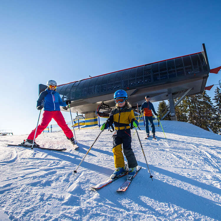 Skifahren mit der ganzen Familien an der Hochsiedelbahn im Skigebiet Hündle-Oberstaufen.