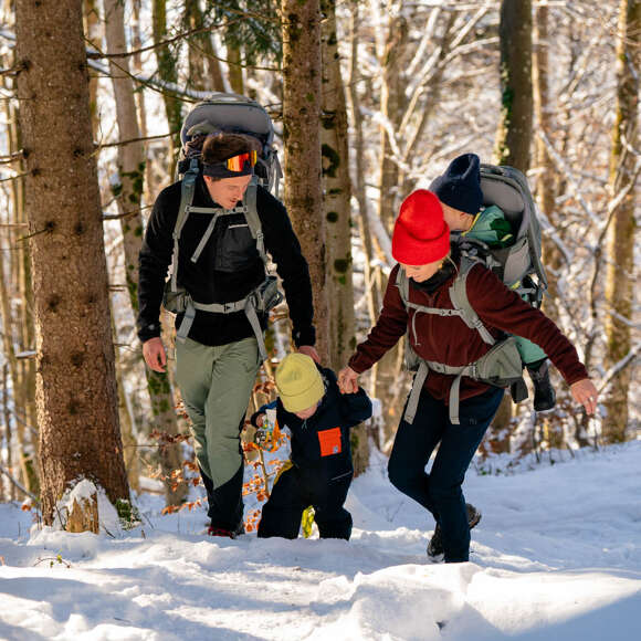 Wandern mit Kindern im Winterwald am Staufen