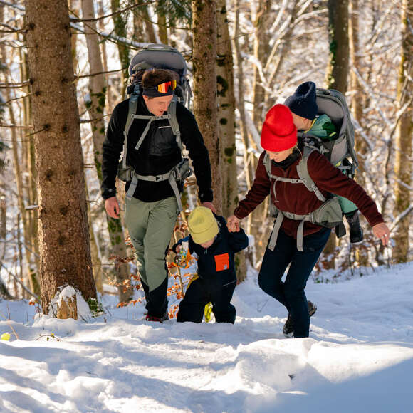 Wandern mit Kindern im Winterwald am Staufen