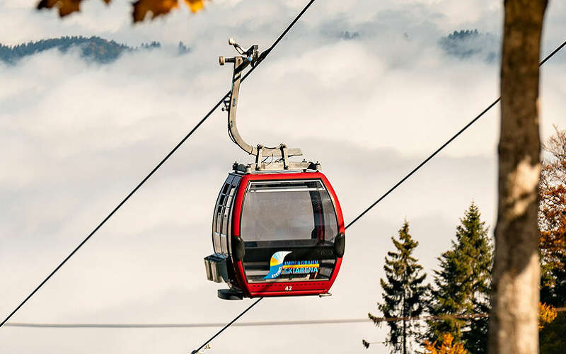 Gondel der Imbergbahn über dem Wolkenmeer im Herbst